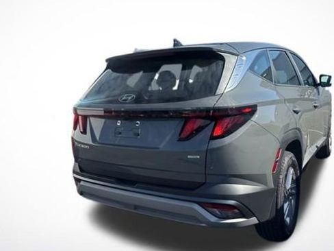 Used 2025 Hyundai Tucson SE image 2