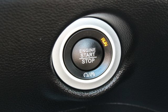 Used 2025 Chrysler Pacifica Select FWD image 18