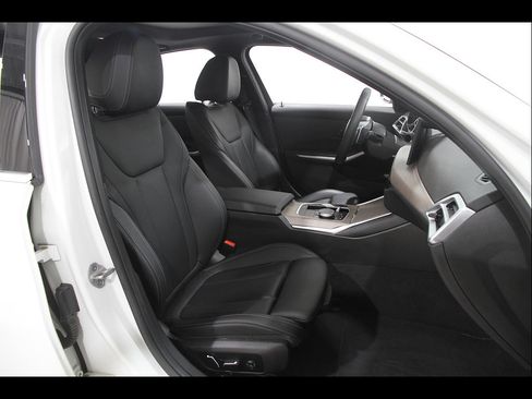 Used 2025 BMW 330i xDrive Sedan AWD/4WD image 16