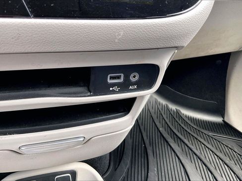 Used 2019 Chrysler Pacifica Touring-L w/ Tire & Wheel Group FWD image 30