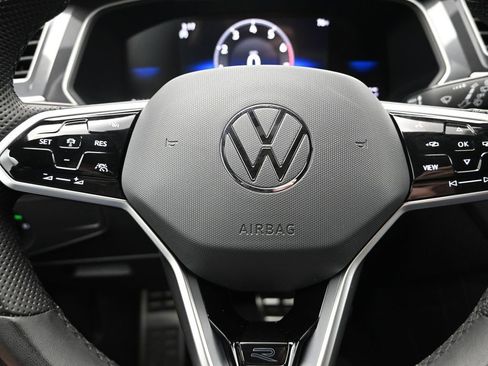 Used 2024 Volkswagen Tiguan SE R-Line image 25
