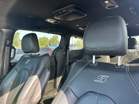 Used 2019 Chrysler Pacifica Touring-L w/ S Appearance Package FWD image 6