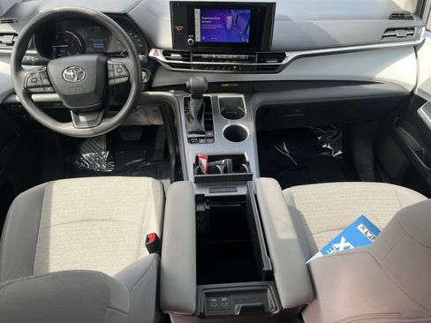Used 2025 Toyota Sienna LE w/ LE Plus Package AWD/4WD image 24