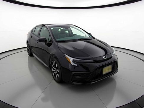 Certified 2025 Toyota Corolla SE image 3