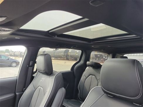 New 2026 Chrysler Pacifica Limited image 29