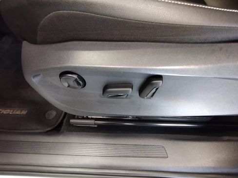 Certified 2022 Volkswagen Tiguan SE FWD image 22