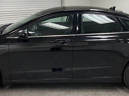 Used 2020 Ford Fusion SE image 8