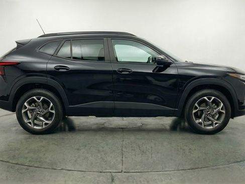 Used 2025 Chevrolet Trax LT w/ LT Convenience Package FWD image 11