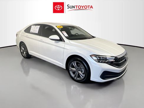 Used 2023 Volkswagen Jetta SE FWD image 1