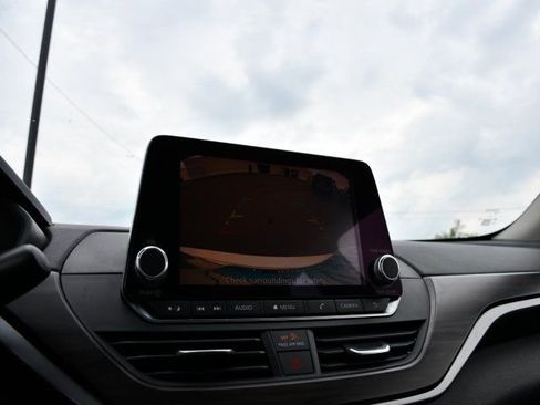 Used 2024 Nissan Altima 2.5 SV FWD image 14