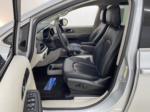 Used 2024 Chrysler Pacifica Select image 19