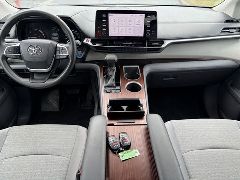 Used 2021 Toyota Sienna LE image 21