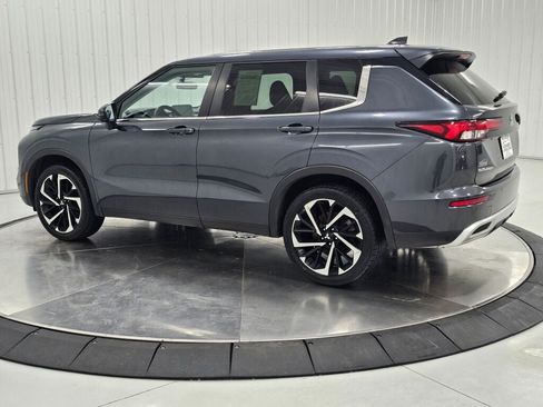 Used 2024 Mitsubishi Outlander SE AWD/4WD image 3