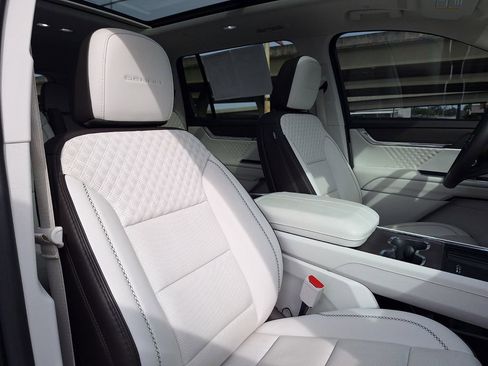 Used 2024 GMC Acadia Denali FWD image 30