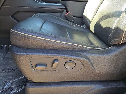 Used 2023 Chevrolet Suburban Premier image 26