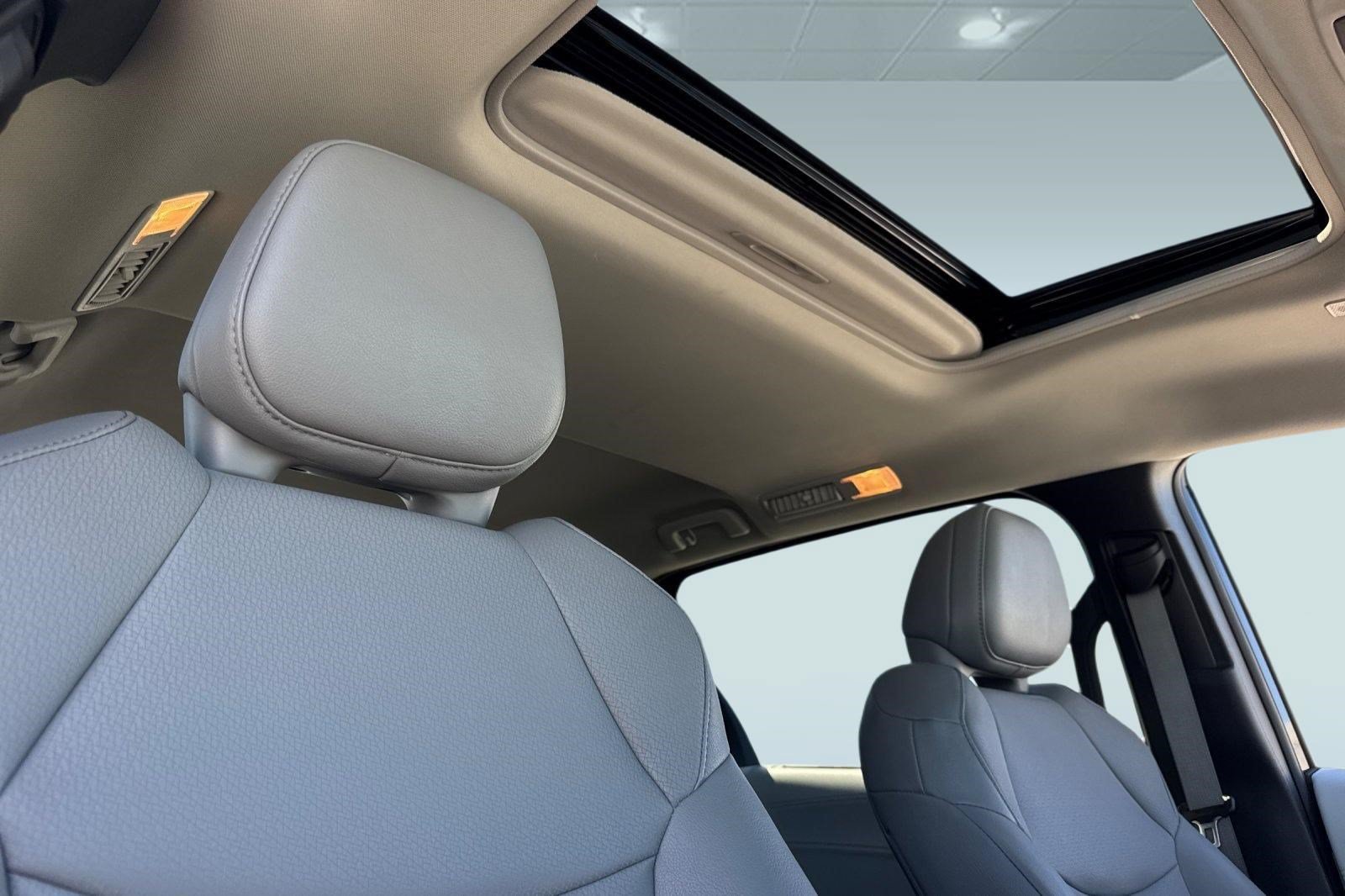 Used 2025 Toyota Sienna XLE FWD image 24