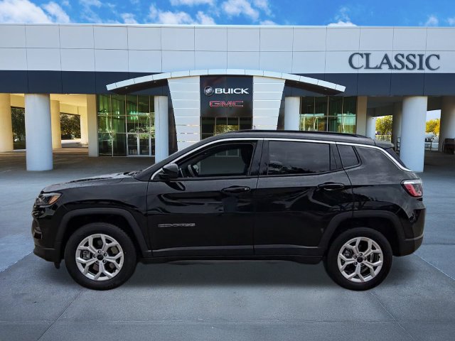 Used 2025 Jeep Compass Latitude AWD/4WD image 5