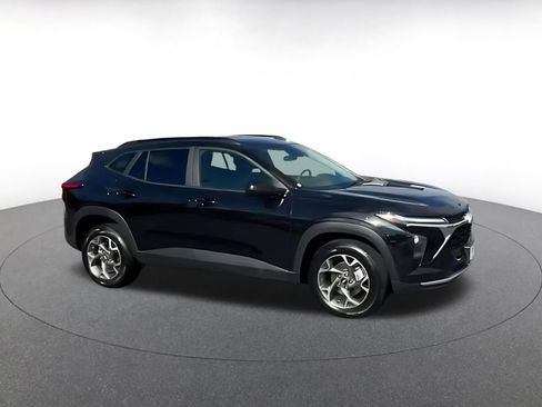 Used 2025 Chevrolet Trax LT image 2