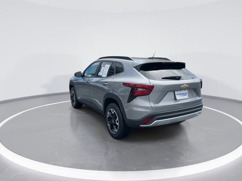 Used 2025 Chevrolet Trax LT w/ LT Convenience Package image 7