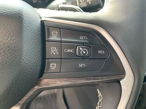 Used 2023 Jeep Grand Cherokee L Limited w/ Luxury Tech Group II AWD/4WD image 23