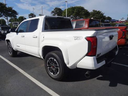Used 2025 Toyota Tacoma TRD Sport w/ TRD Sport Upgrade Package AWD/4WD image 4