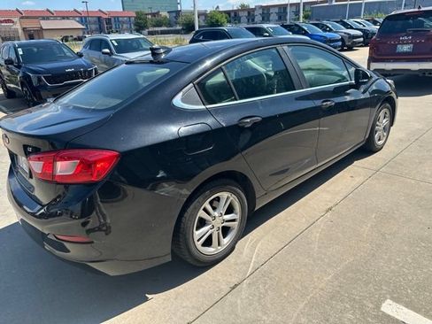Used 2018 Chevrolet Cruze LT w/ Convenience Package FWD image 4