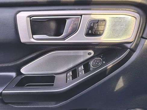Used 2020 Ford Explorer Platinum w/ Premium Technology Package image 24