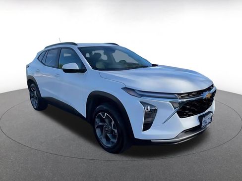 Used 2025 Chevrolet Trax LT w/ LT Convenience Package image 3