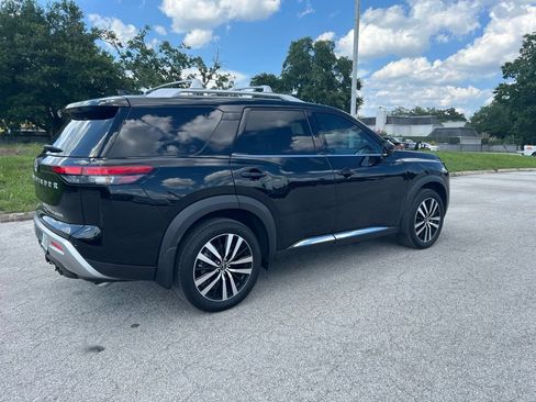 Used 2025 Nissan Pathfinder Platinum FWD image 3