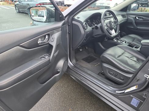 Used 2017 Nissan Rogue SV w/ SV Family Package image 25