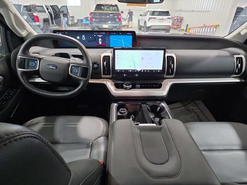 Used 2025 Ford Expedition Active AWD/4WD image 9