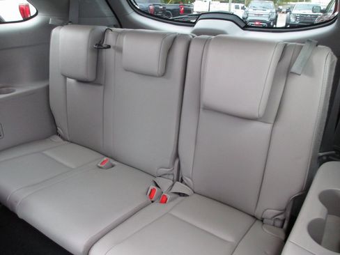 Used 2019 Toyota Highlander XLE image 17