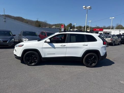 Used 2018 Jeep Cherokee Latitude w/ Altitude Package FWD image 5