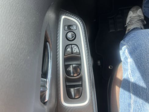 Used 2020 Nissan Versa SR FWD image 9