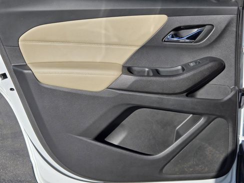Used 2023 Chevrolet Traverse LS FWD image 24