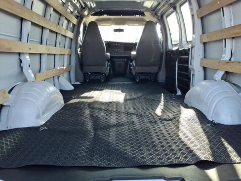 Used 2024 GMC Savana 2500 w/ Driver Convenience Package image 15