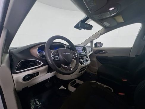 Used 2023 Chrysler Voyager LX FWD image 18
