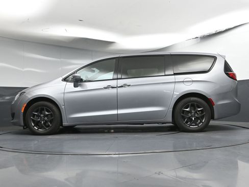 Used 2020 Chrysler Pacifica Touring w/ S Appearance Package FWD image 29