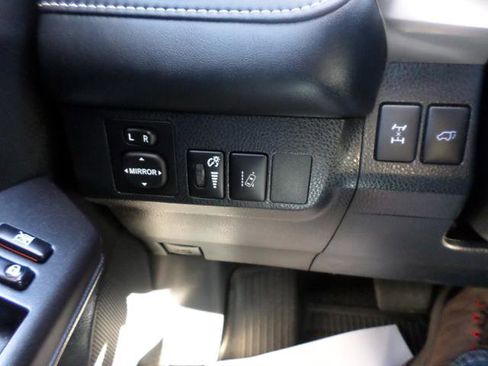 Used 2018 Toyota RAV4 XLE image 18