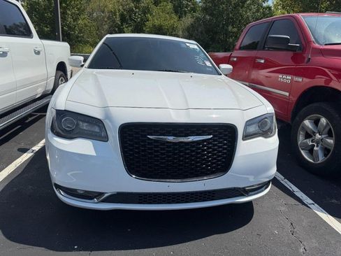Used 2019 Chrysler 300 S RWD image 3
