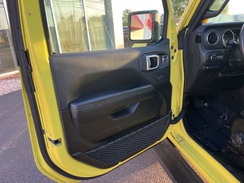 Used 2022 Jeep Wrangler Unlimited Sahara w/ Safety Group AWD/4WD image 5