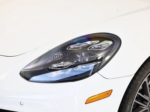 Used 2022 Porsche Panamera image 11