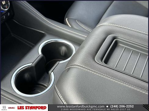 Certified 2024 GMC Yukon XL SLT w/ SLT Luxury Package AWD/4WD image 32