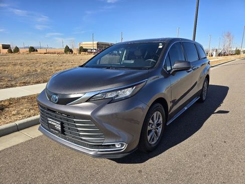 Used 2022 Toyota Sienna XLE image 1
