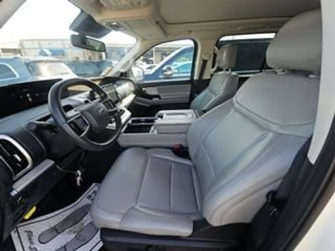 Used 2025 Ford Expedition Active AWD/4WD image 8