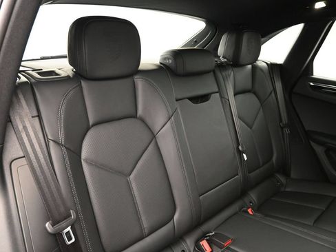 Certified 2025 Porsche Macan AWD/4WD image 12
