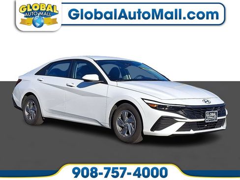 Used 2025 Hyundai Elantra SE image 1