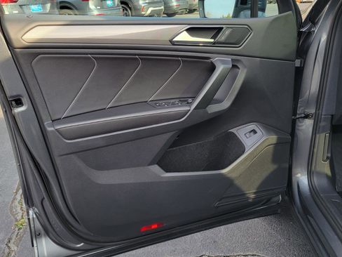 Used 2022 Volkswagen Tiguan SE image 18
