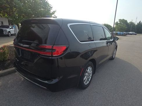 Used 2023 Chrysler Pacifica Touring-L FWD image 10