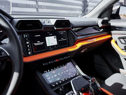 Used 2025 Lamborghini Urus SE image 68